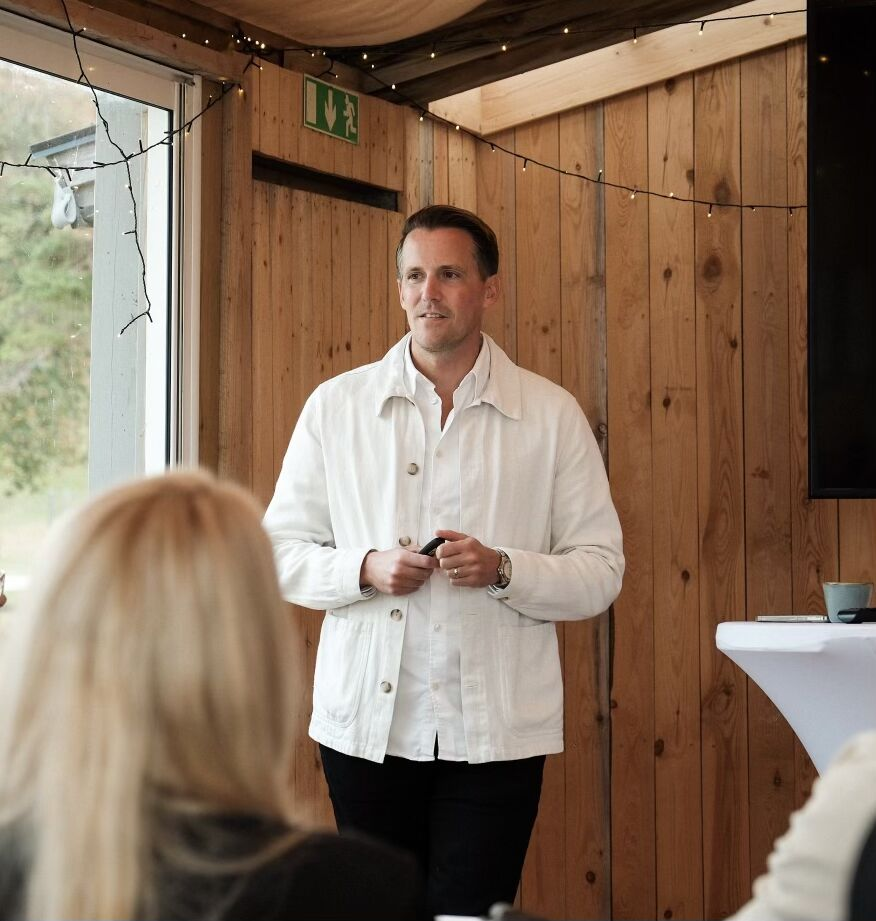 Markus Wibäck talar inför en grupp företagsledare